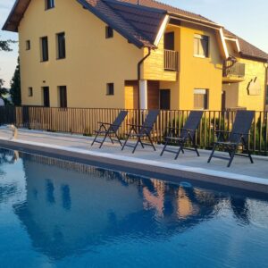 Otvoreni bazen sa ležaljkama - Smeštaj Vrdnik sa bazenom - Vila K2